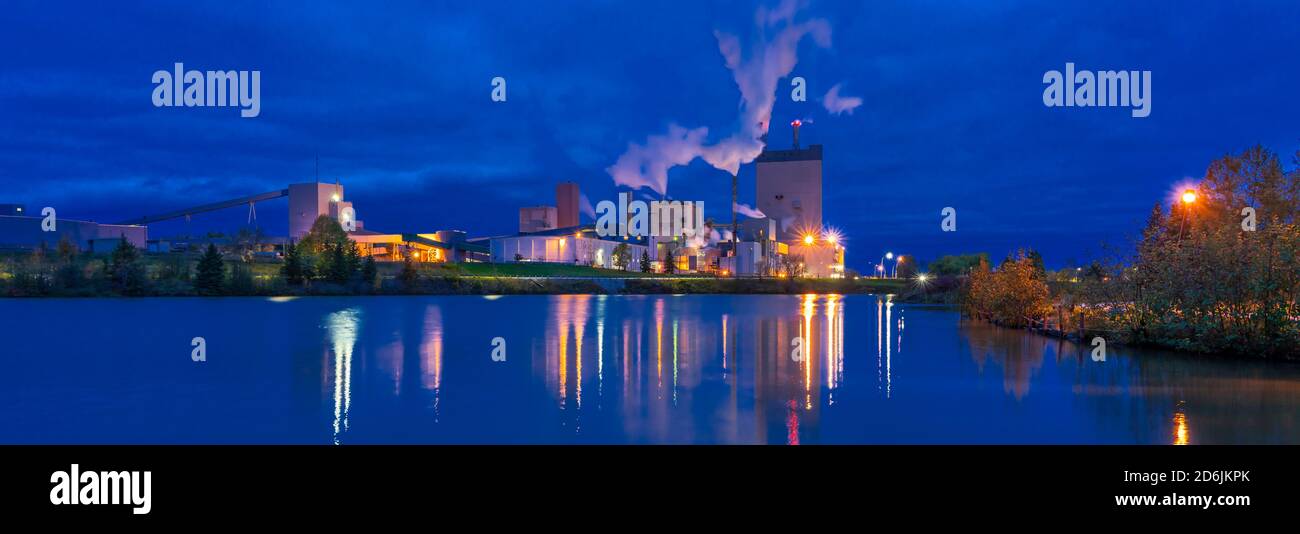 Die Zellstoff- und Papierfabrik Domtar beleuchtet nachts in Dryden, Ontario, Kanada. Stockfoto