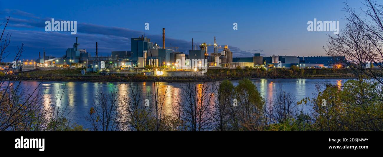 The Packaging Corporation of America Papierfabrik in International Falls, Minnesota, USA, aus Fort Frances, Ontario, Kanada. Stockfoto