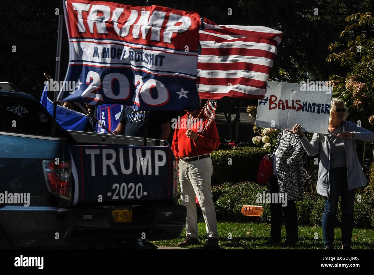 Port Jefferson, NEW YORK, USA. Oktober 2020. Pro-Trump Anhänger Kundgebung in Port Jefferson, New York, USA 17. Oktober 2020. Weniger als einen Monat vor den US-Präsidentschaftswahlen haben die lokalen Republikaner jedes Wochenende Kundgebungen organisiert. Quelle: Stephanie Keith/ZUMA Wire/Alamy Live News Stockfoto