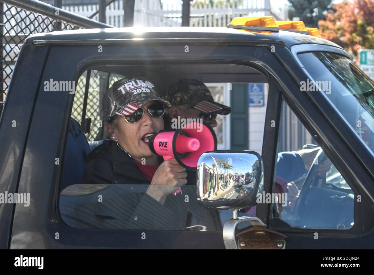 Port Jefferson, NEW YORK, USA. Oktober 2020. Pro-Trump Anhänger Kundgebung in Port Jefferson, New York, USA 17. Oktober 2020. Weniger als einen Monat vor den US-Präsidentschaftswahlen haben die lokalen Republikaner jedes Wochenende Kundgebungen organisiert. Quelle: Stephanie Keith/ZUMA Wire/Alamy Live News Stockfoto