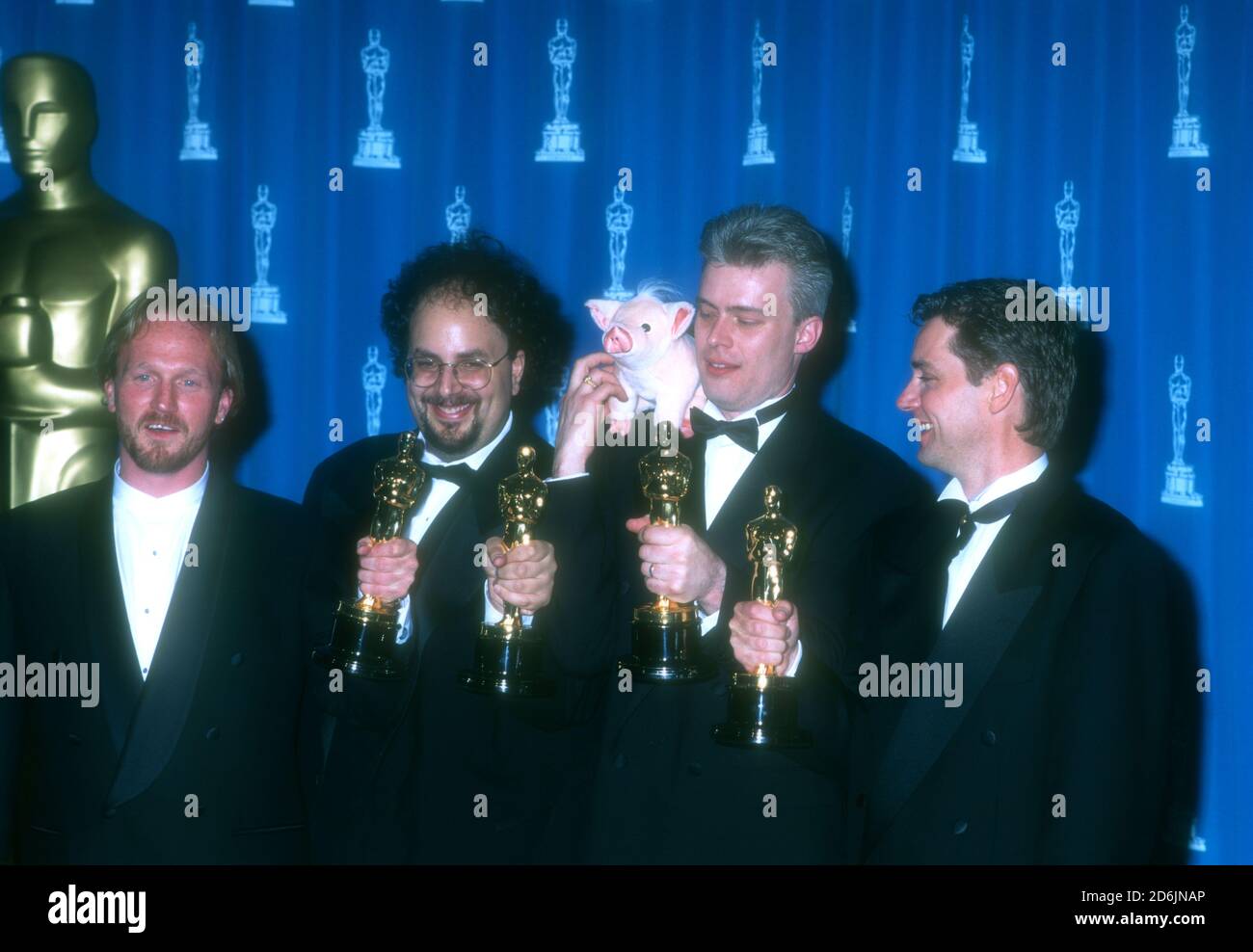 Los Angeles, California, USA 25. März 1996 (L-R) Visual Effects Oscar-Gewinner Scott E. Anderson, Charles Gibson, Neal Scanlan und John Cox posieren mit Oscars im Pressroom bei den 68. Annual Academy Awards im Dorothy Chandler Pavilioin am 25. März 1996 in Los Angeles, Kalifornien, USA. Foto von Barry King/Alamy Stockfoto Stockfoto