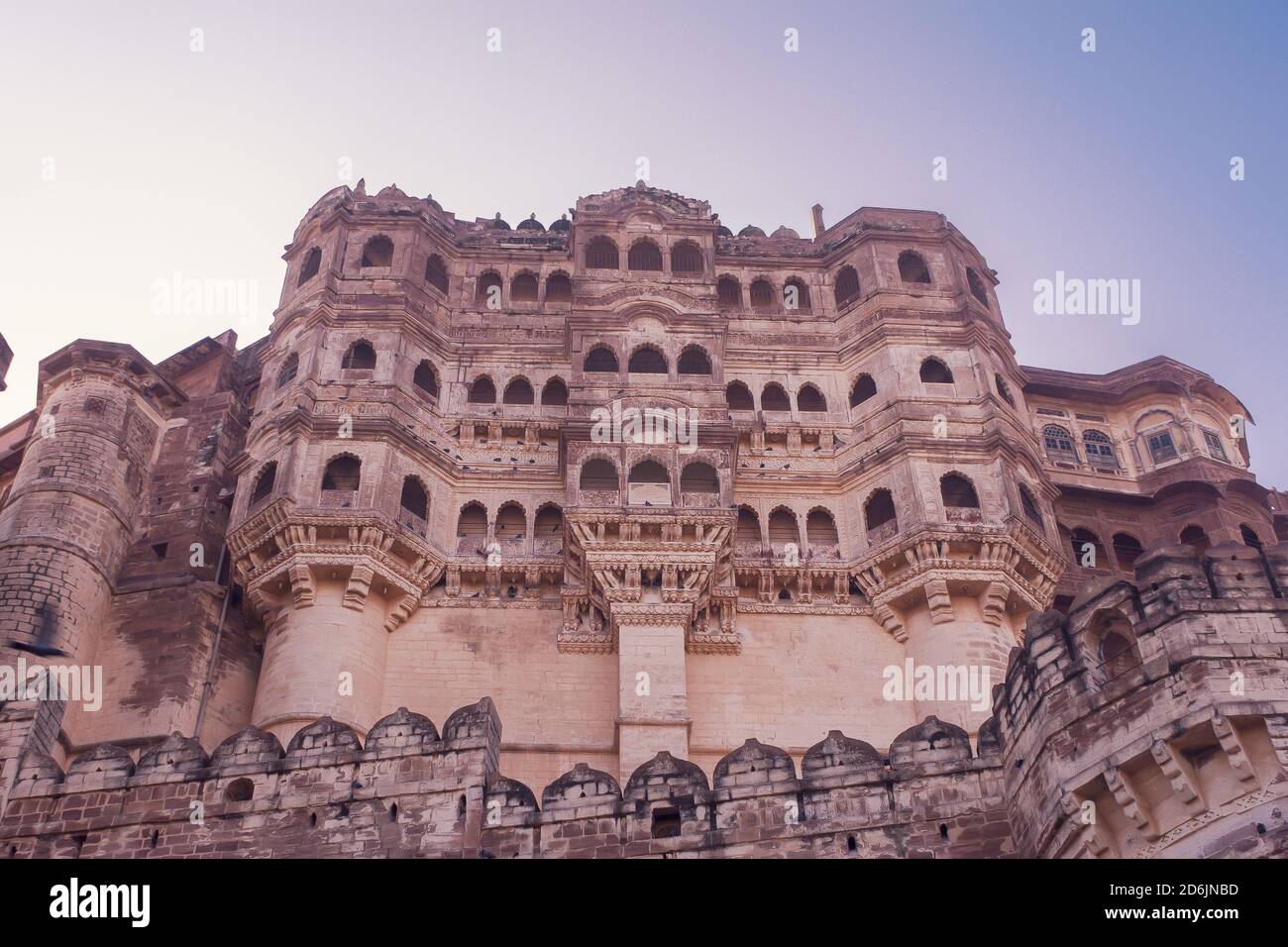 Obere Und Nahe Ansicht Des Majestic Fort Von Lower Angle Angeklickt. Stockfoto