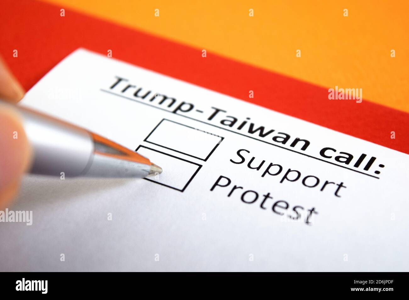 Trump-Taiwan-Aufruf: Unterstützung oder Protest? Protest. Stockfoto