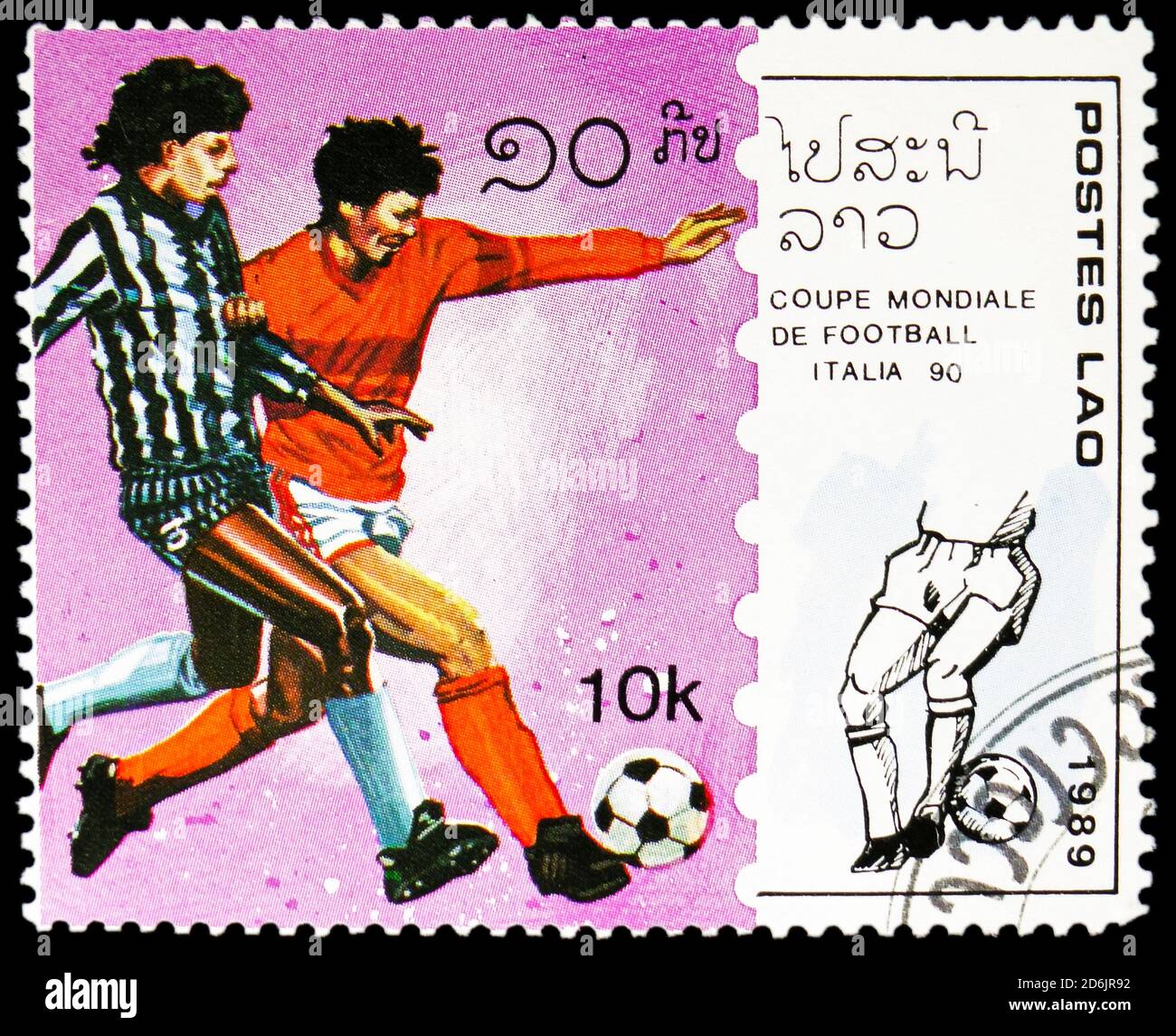 MOSKAU, RUSSLAND - 10. SEPTEMBER 2020: Briefmarke gedruckt in Laos zeigt Fußballer, FIFA Fußball-Weltmeisterschaft 1990, Italien Serie, um 19 Stockfoto