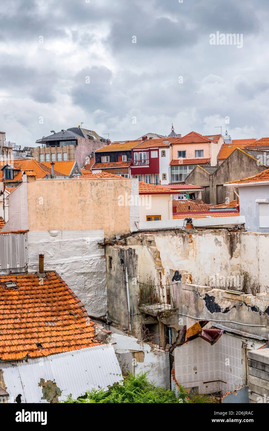 Zerstörbares Haus unter den neuen in der Stadt Porto, Portugal Stockfoto