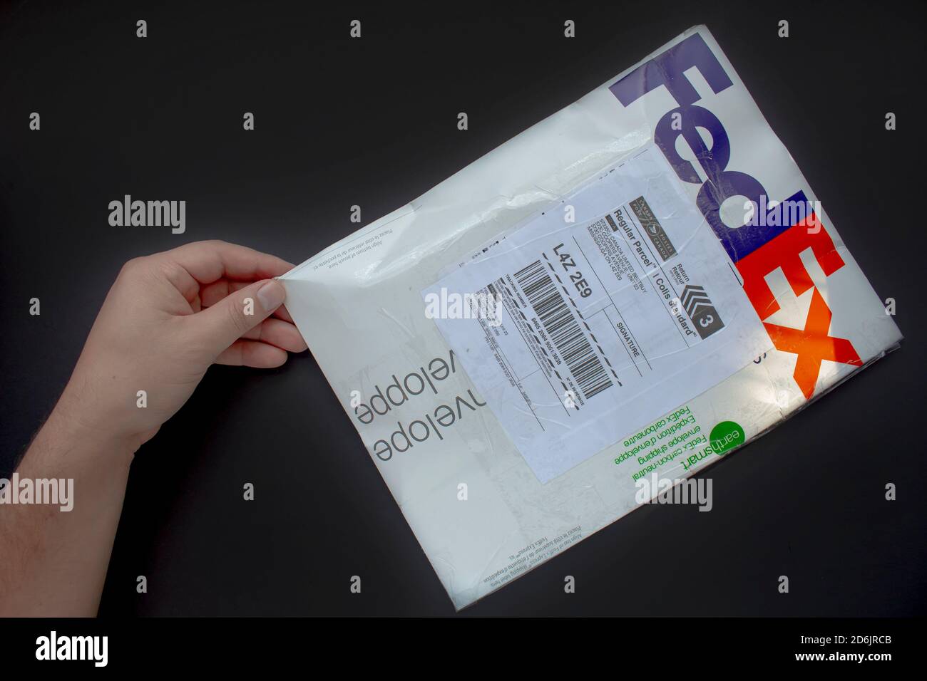 Calgary, Alberta, Kanada. Oktober 17 2020. Eine Person mit einem Fedex-Paket.  Konzept: Versandpakete Stockfotografie - Alamy