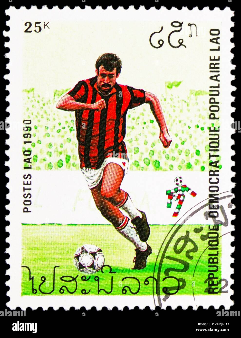 MOSKAU, RUSSLAND - 10. SEPTEMBER 2020: Briefmarke gedruckt in Laos zeigt Spielszenen, FIFA Fußball-Weltmeisterschaft 1990, Italien Serie, um 19 Stockfoto