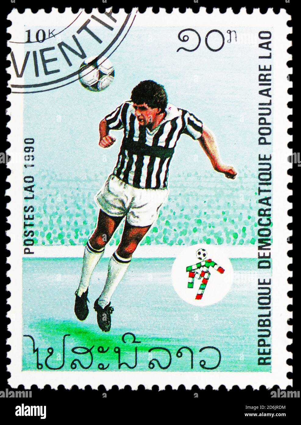 MOSKAU, RUSSLAND - 10. SEPTEMBER 2020: Briefmarke gedruckt in Laos zeigt Spielszenen, FIFA Fußball-Weltmeisterschaft 1990, Italien Serie, um 19 Stockfoto