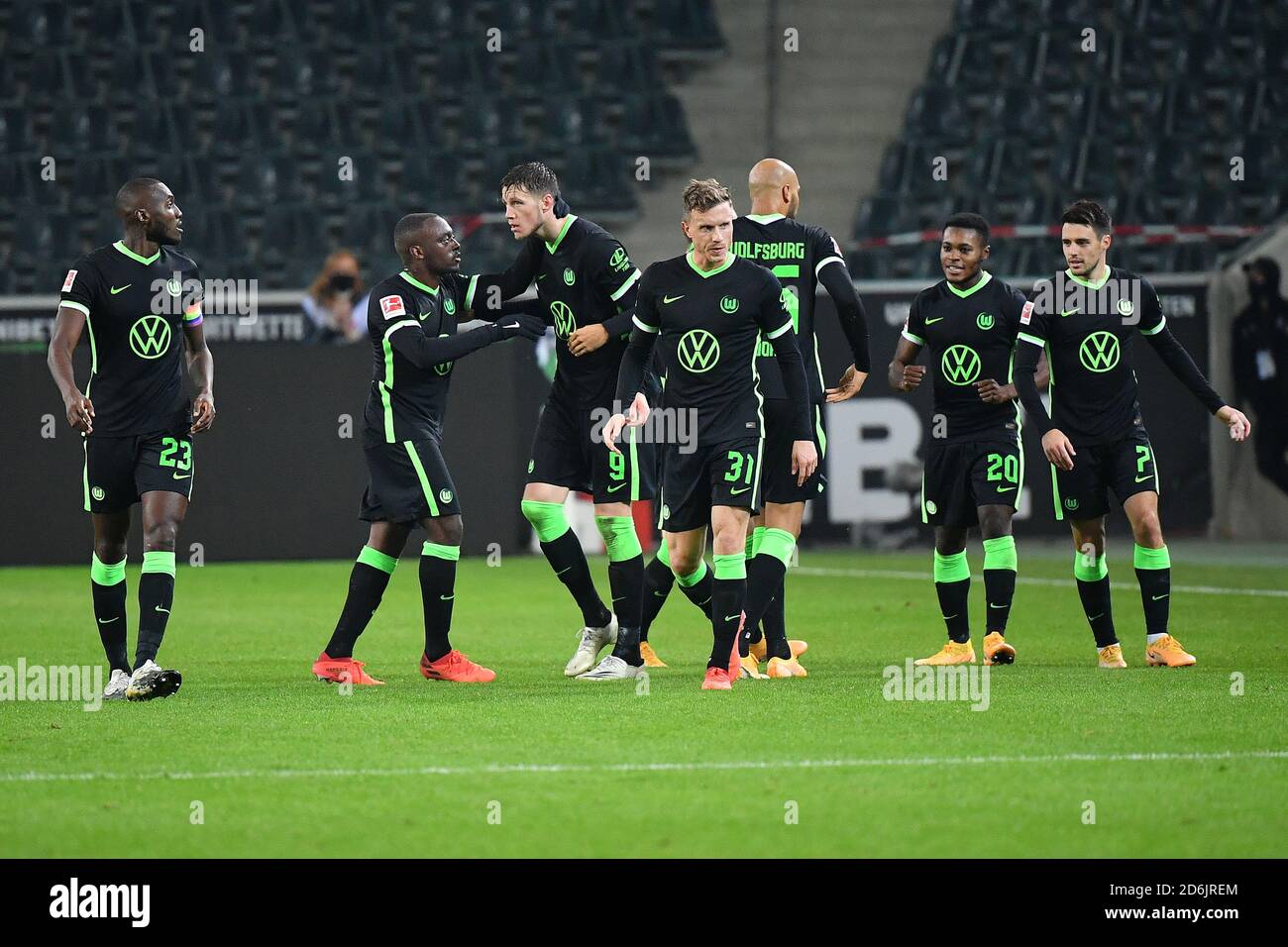 Mönchengladbach, Deutschland. Oktober 2020. Wolfsburger Spieler feiern nach einem Treffer bei einem Bundesliga-Spiel zwischen Borussia Mönchengladbach und dem VfL Wolfsburg in Mönchengladbach, Deutschland, am 17. Oktober 2020. Quelle: Ulrich Hufnagel/Xinhua/Alamy Live News Stockfoto