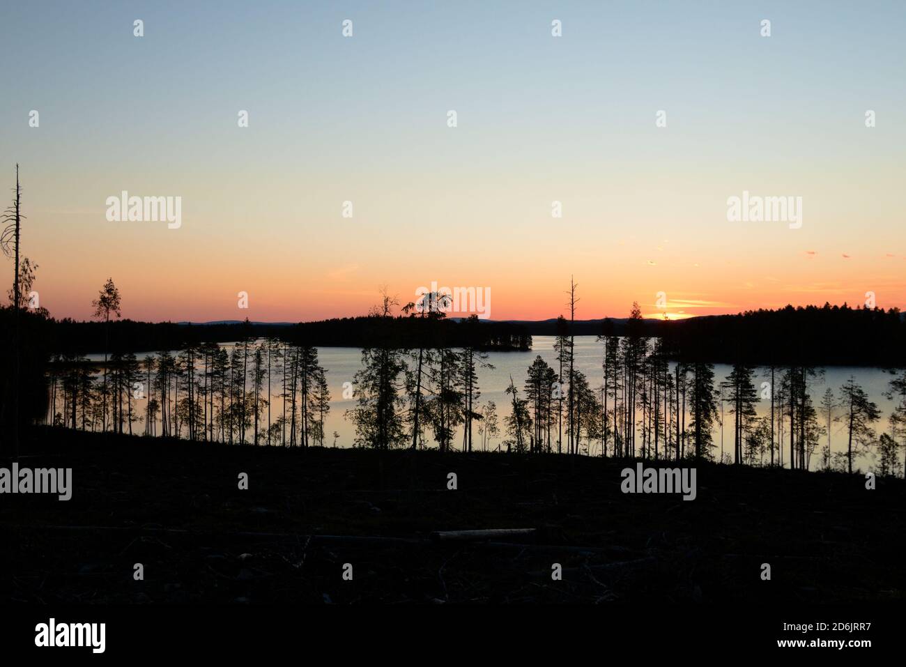 Mittsommernacht über dem See Menstrask in Vasterbotten, Schweden. Stockfoto