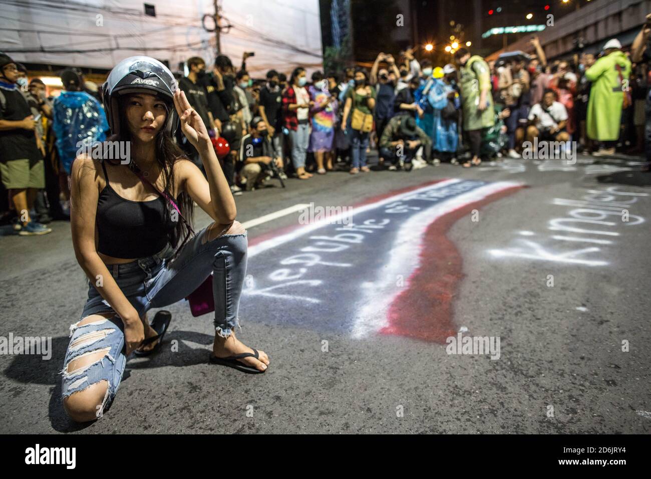 Bangkok, Thailand. Oktober 2020. Ein prodemokratischer Protestler sah, wie er sich bei einer Anti-Regierung-Demonstration in der thailändischen Hauptstadt neben einem Graffiti mit der Aufschrift "Republik Thailand" posierte. Tausende von prodemokratischen Demonstranten gingen ‘sder Kreuzung Lat Phrao auf die Straße und forderten den Rücktritt des thailändischen Premierministers und die Reform der Monarchie am dritten Tag nach einem „harten Ausnahmezustand“, den Premierminister Prayut Chan-o-cha ausgerufen hatte. Kredit: SOPA Images Limited/Alamy Live Nachrichten Stockfoto