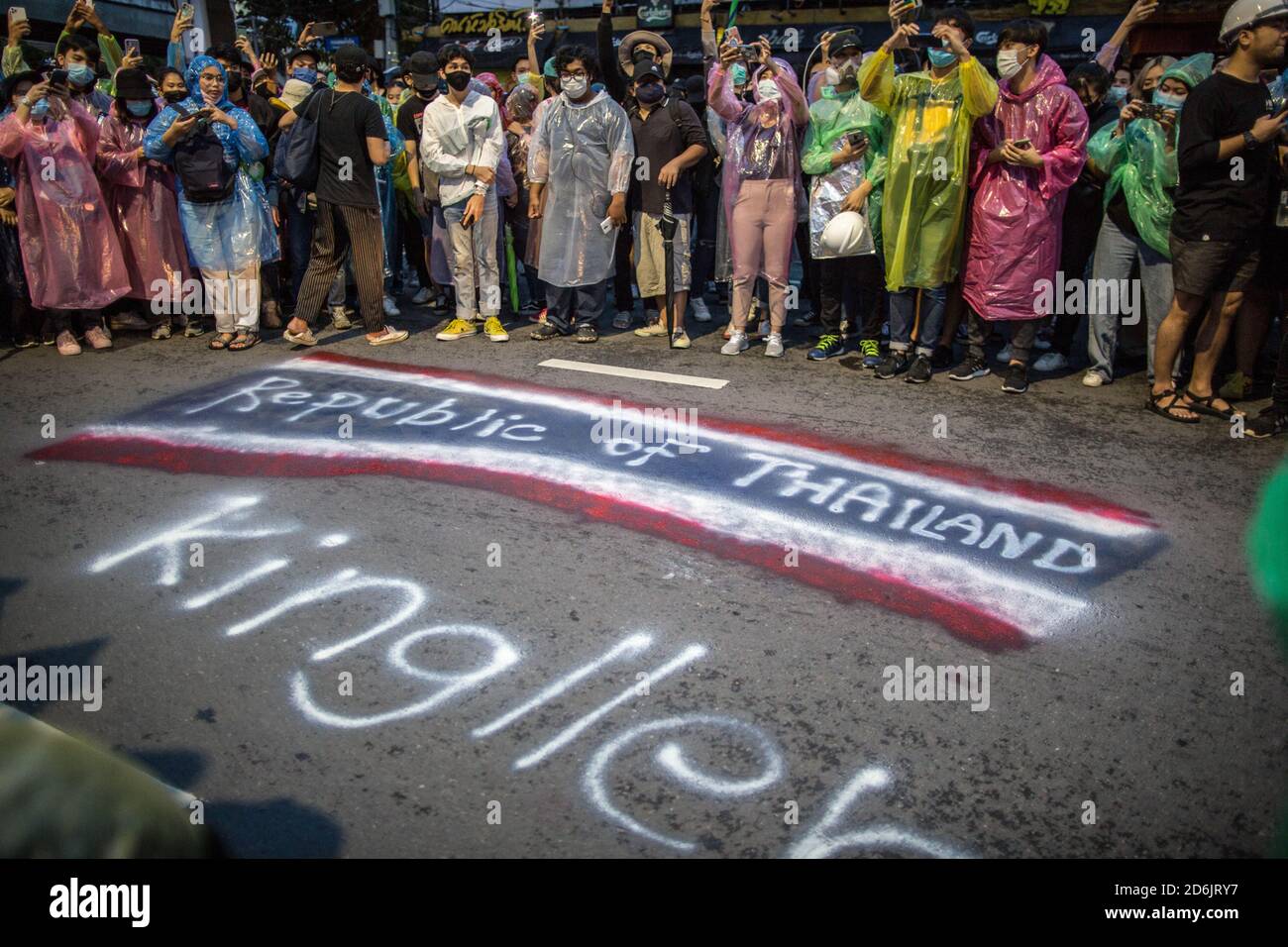 Bangkok, Thailand. Oktober 2020. Prodemokratische Demonstranten versammeln sich um ein Graffiti mit der Aufschrift "Republik Thailand" während einer regierungsfeindlichen Demonstration in der thailändischen Hauptstadt. Tausende von prodemokratischen Demonstranten gingen ‘sder Kreuzung Lat Phrao auf die Straße und forderten den Rücktritt des thailändischen Premierministers und die Reform der Monarchie am dritten Tag nach einem „harten Ausnahmezustand“, den Premierminister Prayut Chan-o-cha ausgerufen hatte. Kredit: SOPA Images Limited/Alamy Live Nachrichten Stockfoto
