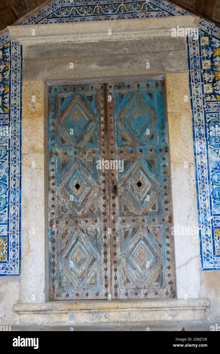 Schöne blaue Holztür aus Tibães Kloster Barock stilvoll Stockfoto