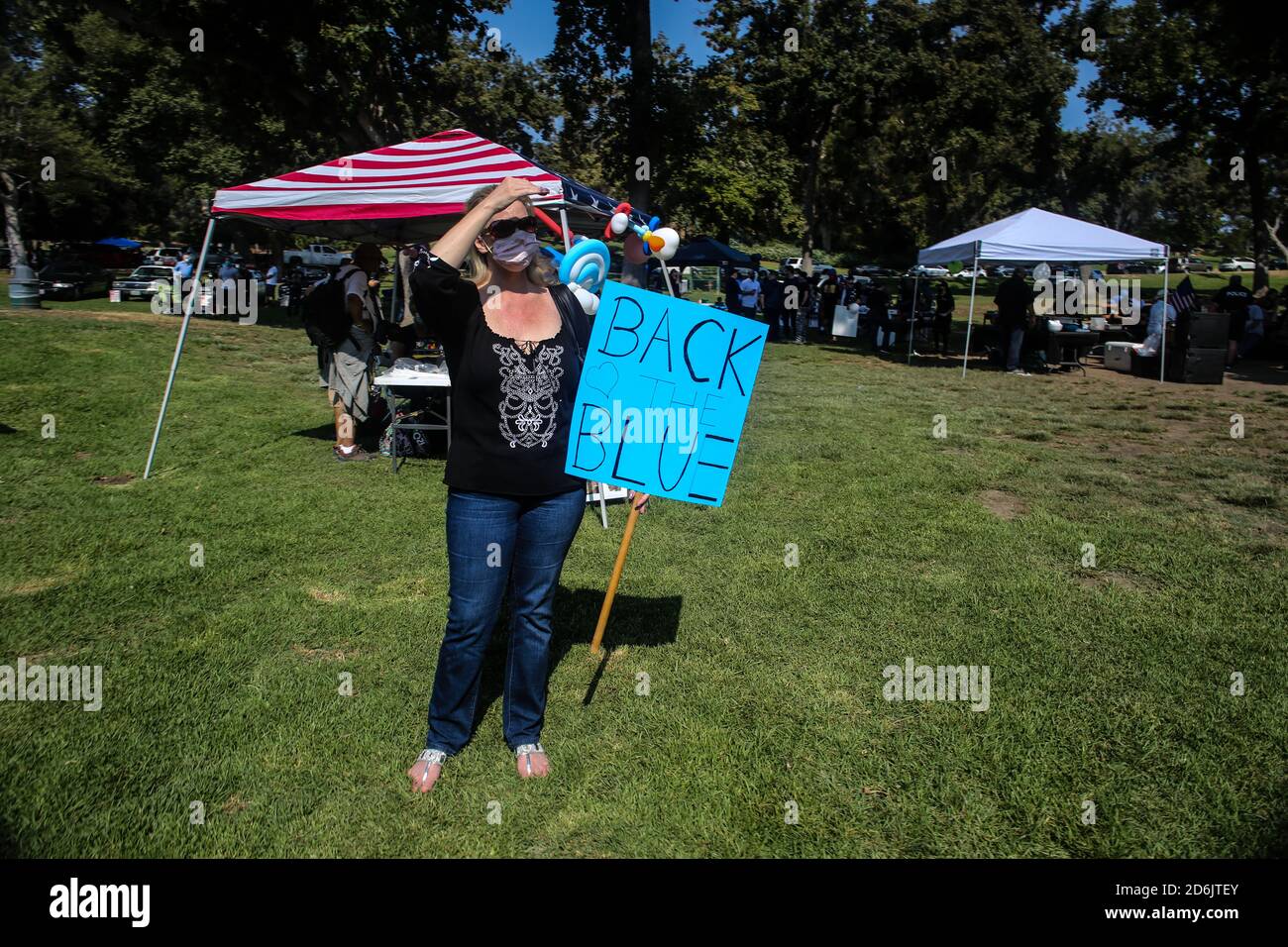 Los Angeles, Usa. Oktober 2020. Eine Frau hält ein Plakat, auf dem steht: "Back the Blue" während der Demonstration.Unterstützer der Los Angeles Police Department (LAPD) versammelten sich im Elysian Park in Los Angeles, Kalifornien, um ihre Unterstützung für die Los Angeles Police Department zu zeigen. Obwohl die Veranstaltung mit BBQ und Live-Musik größtenteils ruhig war, kamen BLM-Demonstranten am Ende der Veranstaltung an und protestierten gegen die Polizei von Los Angeles. Kredit: SOPA Images Limited/Alamy Live Nachrichten Stockfoto