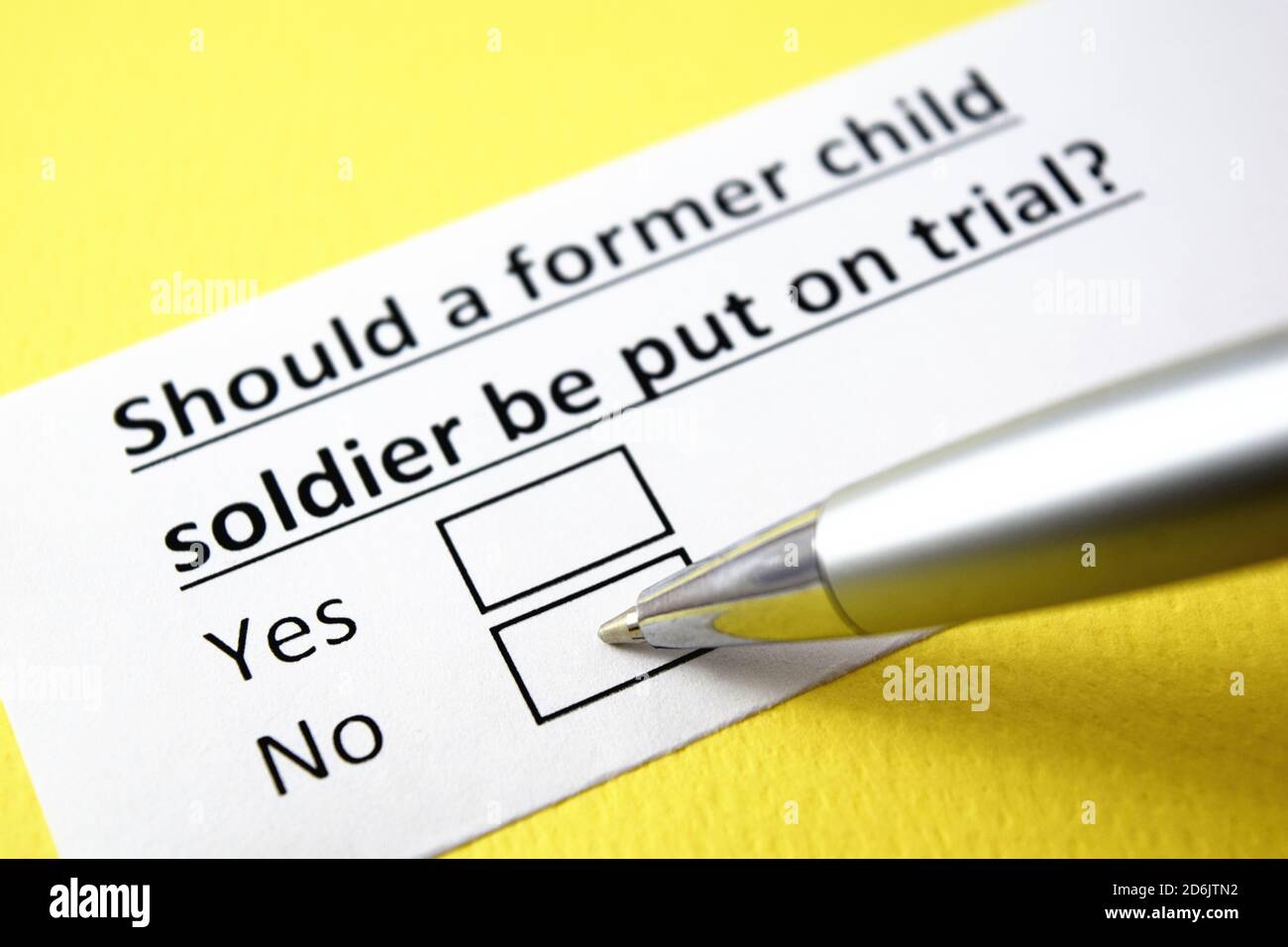 Soll ein ehemaliger Kindersoldat vor Gericht gestellt werden? Ja oder Nein? Stockfoto