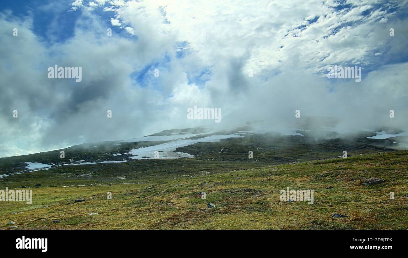 Der Nebel auf dem Nuolja hebt sich langsam. Stockfoto