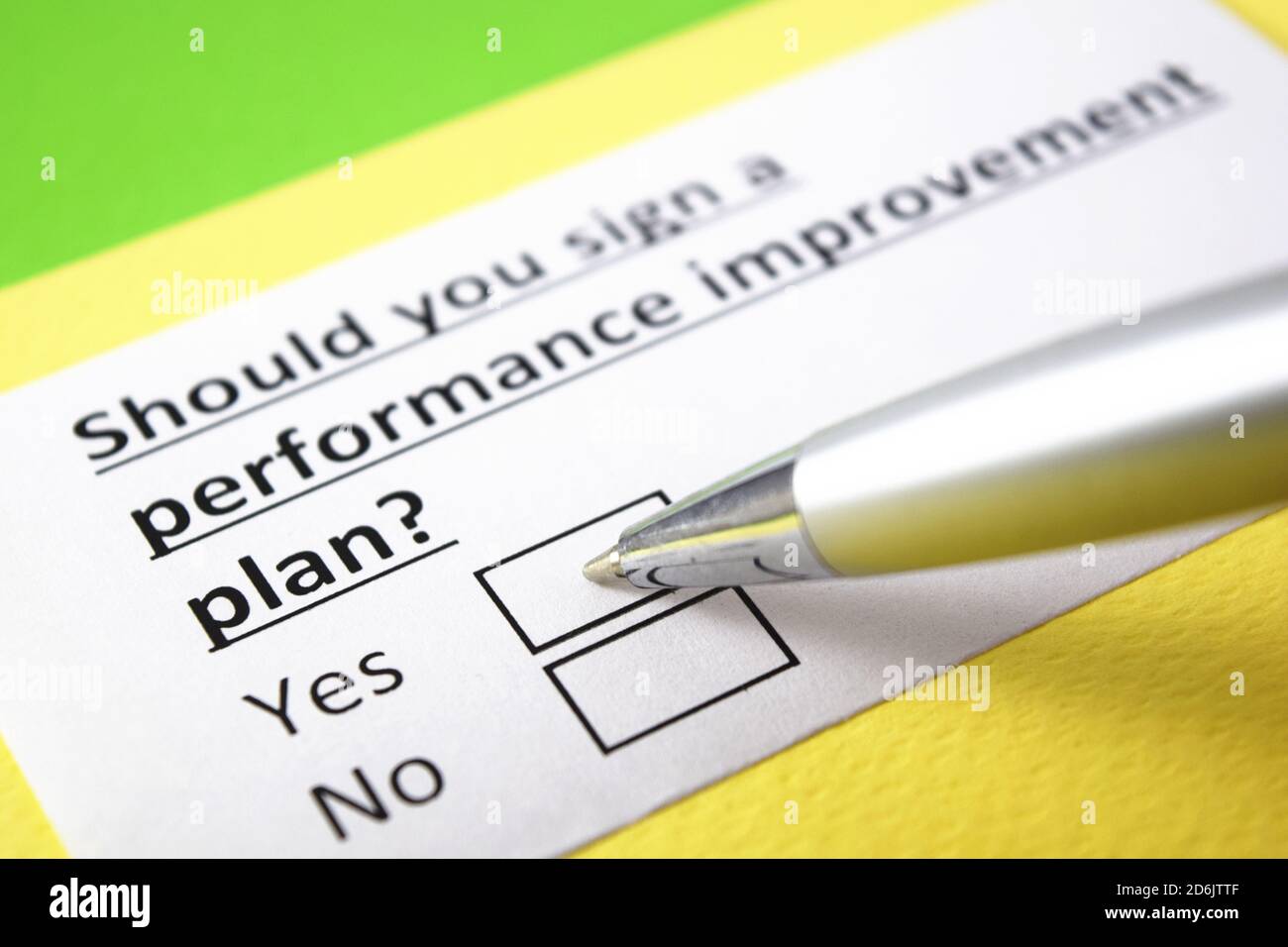 Sollten Sie einen Plan zur Leistungsverbesserung unterzeichnen? Ja oder Nein? Stockfoto