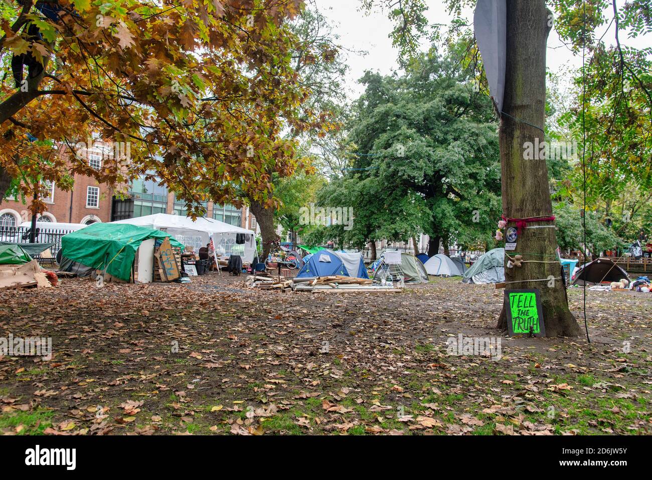 London, Großbritannien. Oktober 2020. Ein Blick auf das HS2 (High Speed 2) Rebellion Lager in Euston Square, London, als sie gegen die Zerstörung von Wäldern durch den Bau der Hochgeschwindigkeitsstrecke protestieren Quelle: SOPA Images Limited/Alamy Live News Stockfoto