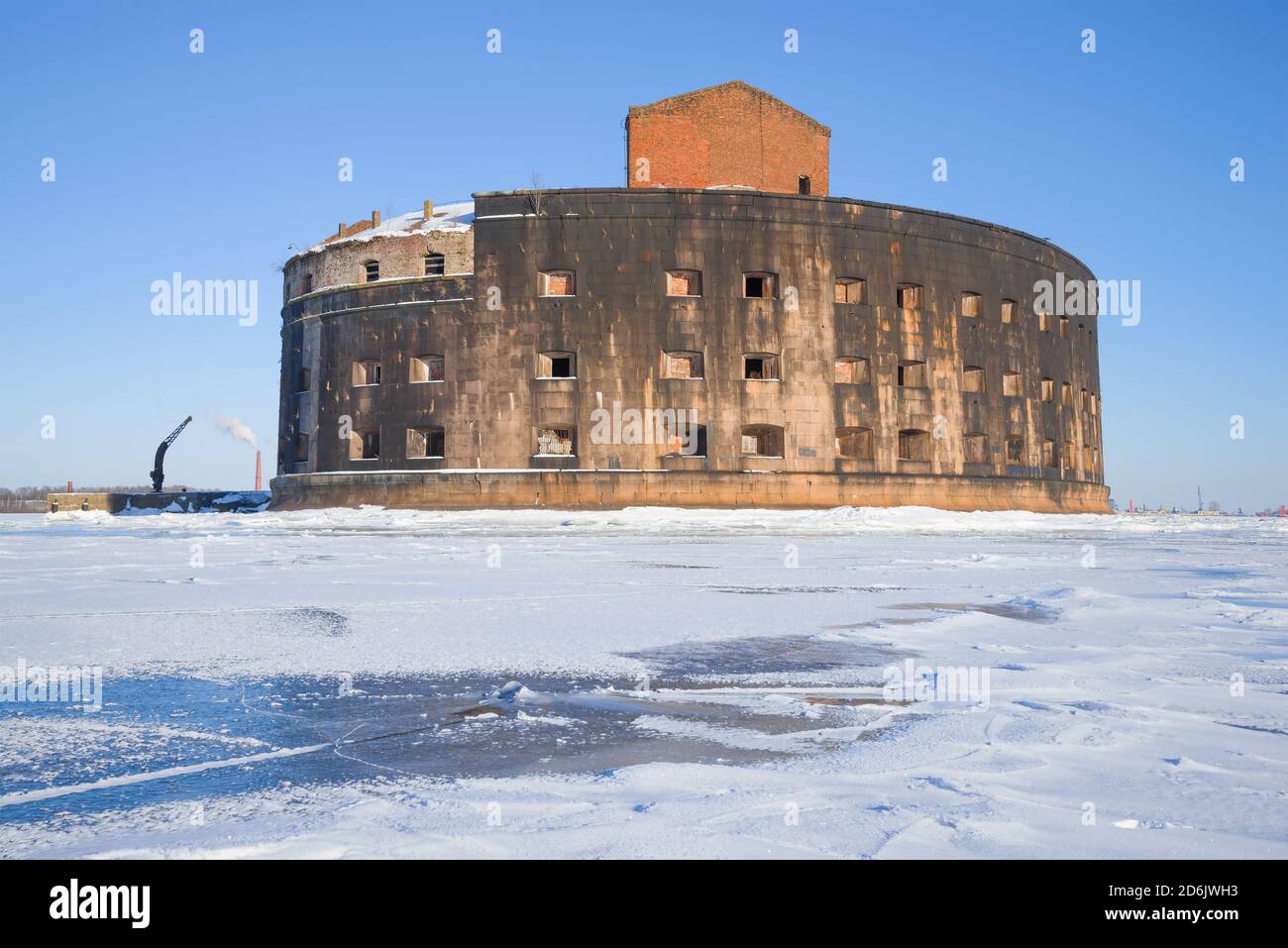 Das alte Seefort 'Kaiser Alexander der erste' (Pestfort) an einem sonnigen Märztag aus der Nähe. Kronshtadt, Sankt Petersburg Stockfoto