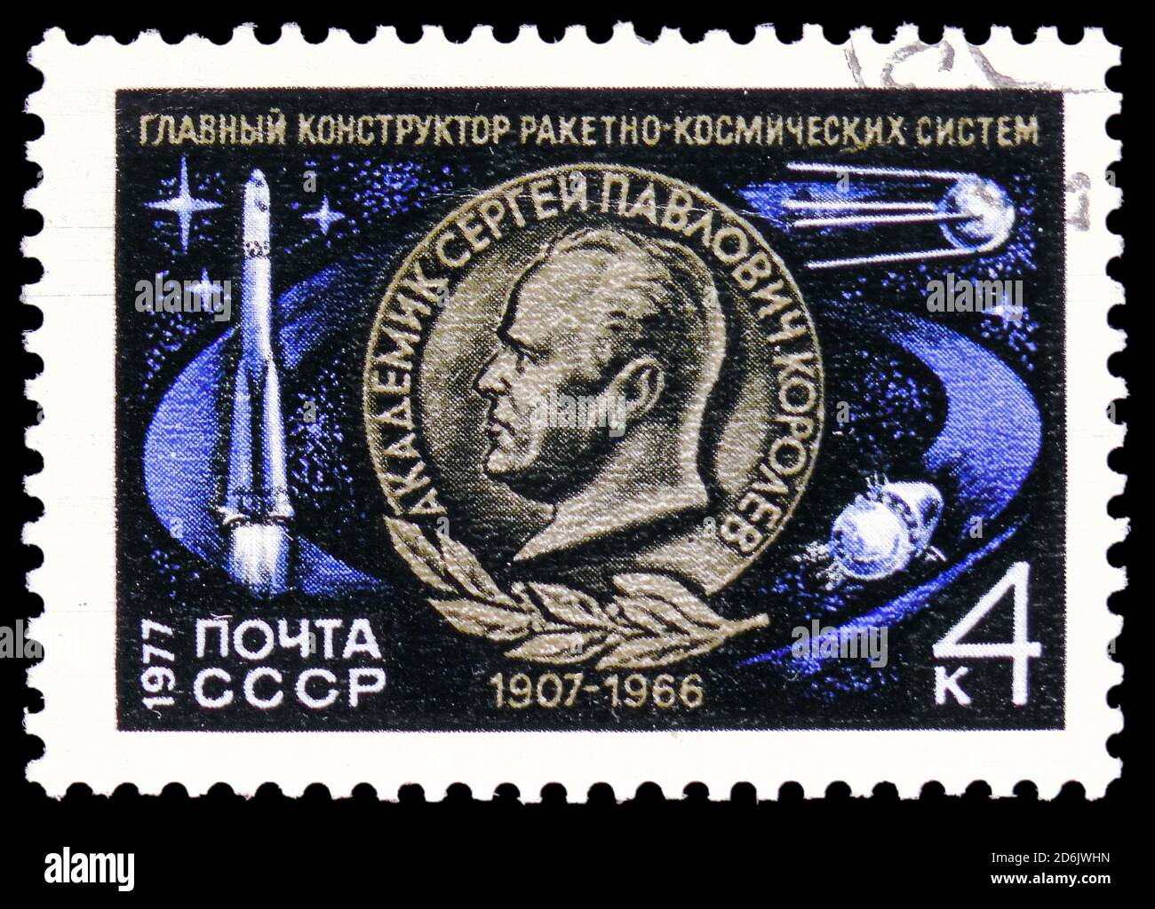 MOSKAU, RUSSLAND - 15. SEPTEMBER 2020: Briefmarke in der UdSSR (Russland) zeigt Sergey Koroljow Medaillon, Rakete und Sputnik 1, 70. Geburt Annivers Stockfoto