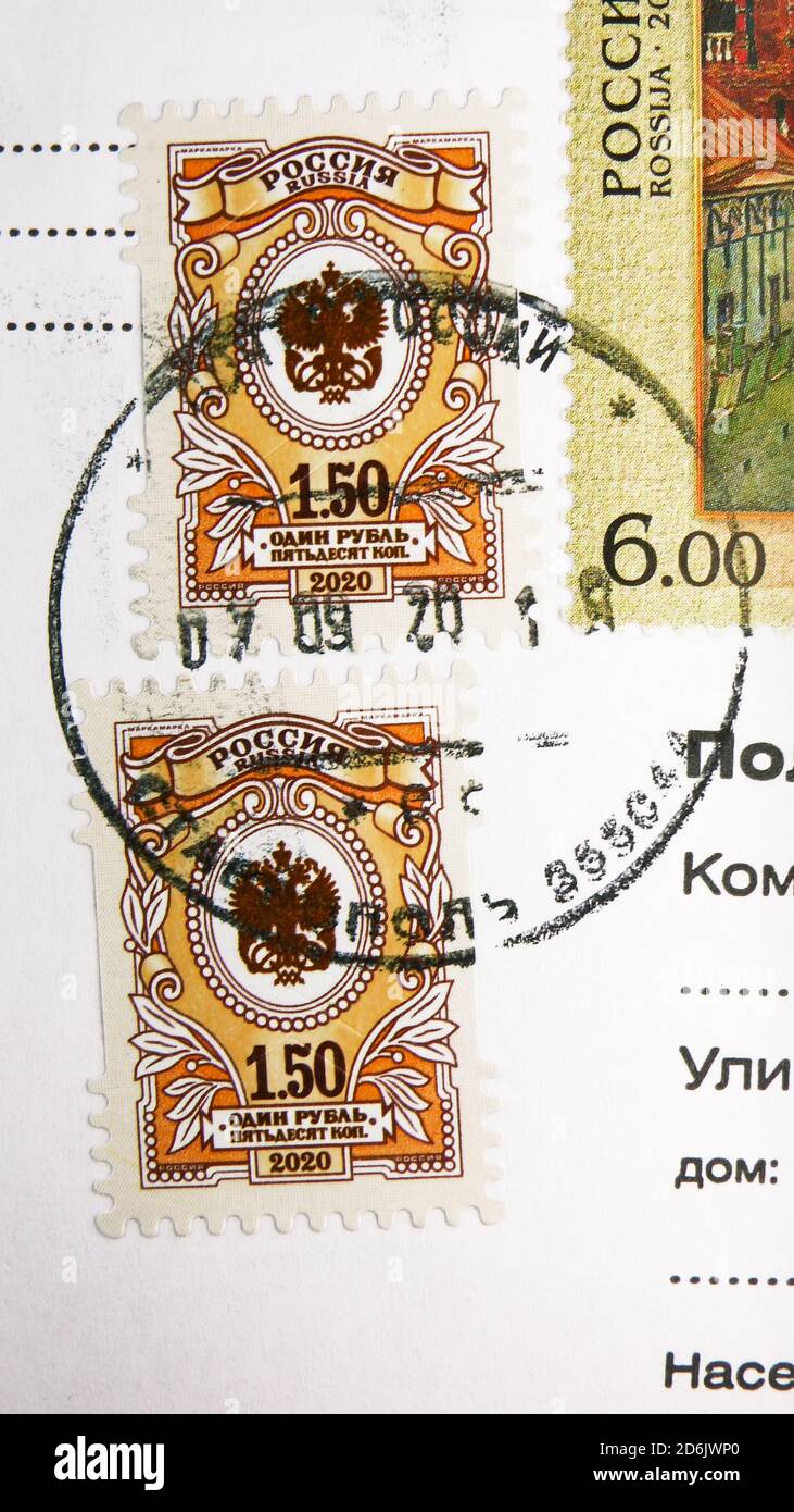 MOSKAU, RUSSLAND - 15. SEPTEMBER 2020: Briefmarke in Russland gedruckt zeigt State Postal Administration Emblem, 7. Endgültige Ausgabe der Russischen Föderation Stockfoto