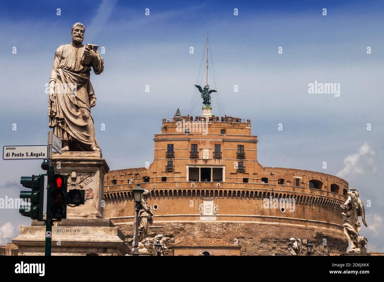 Statue des heiligen Paulus auf der Ponte Sant'Angelo (die Brücke der Engel) mit Castel Sant'Angelo im Hintergrund Stockfoto