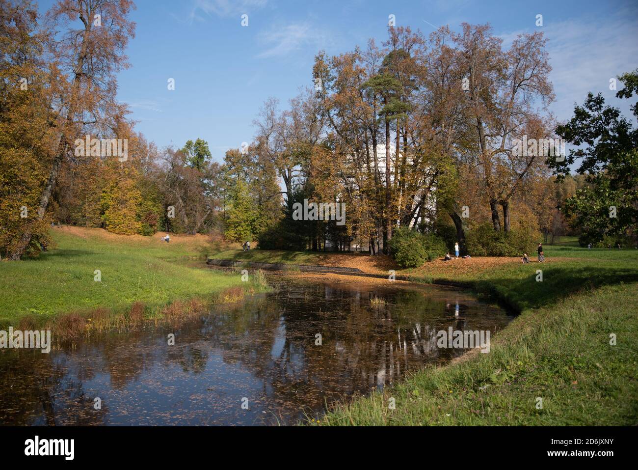 Der Pavillon Tempel der Freundschaft in Pawlowsk Park bei Sankt Petersburg, Russland. Herbstsonniger Tag. Stockfoto