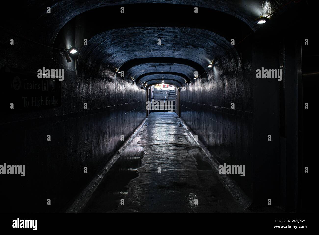 Dreckiger und unkoppter unterirdischer Korridor der New Jersey Transit-U-Bahn Stockfoto