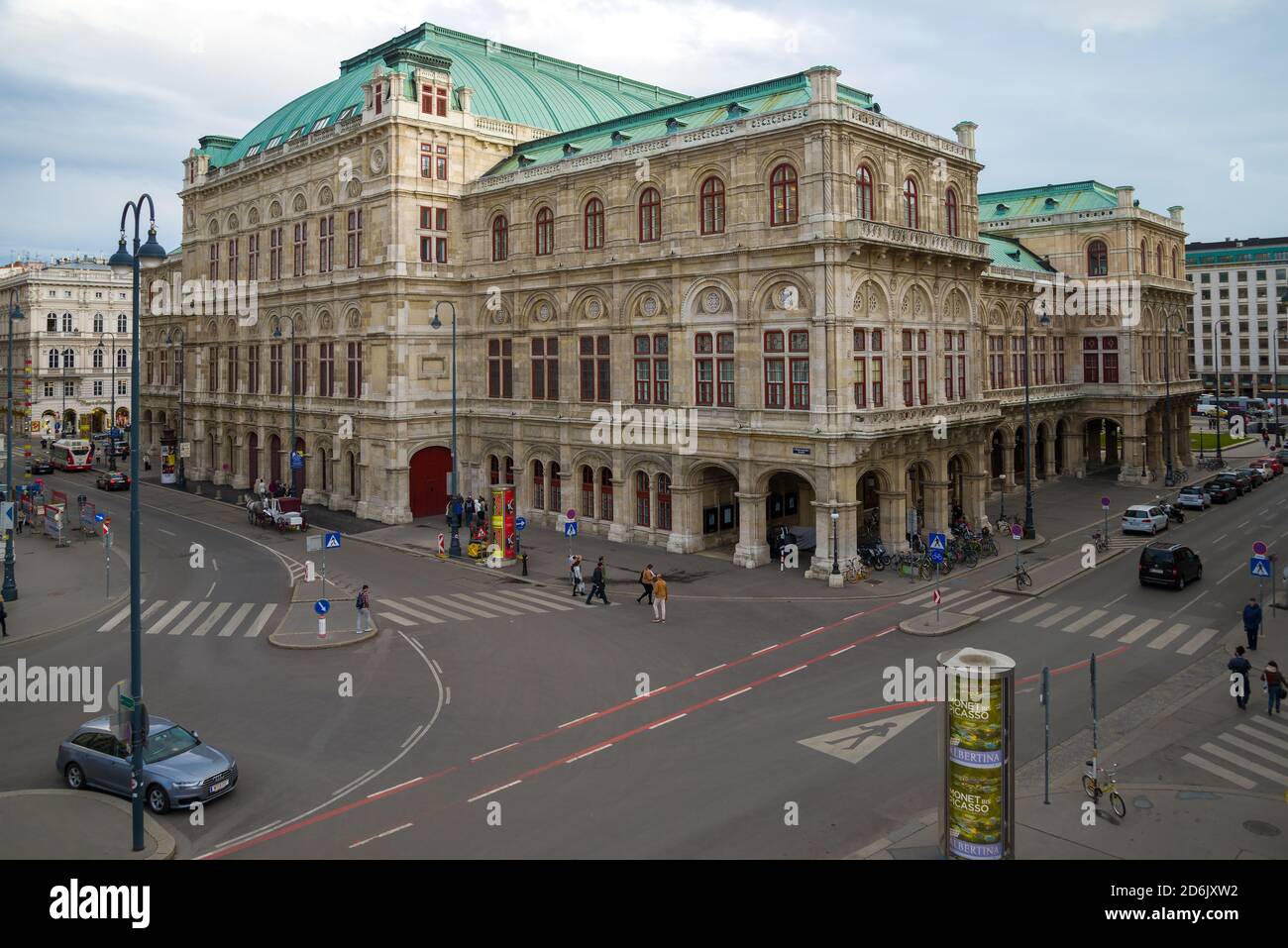 WIEN, ÖSTERREICH - 26. APRIL 2018: Blick auf die Wiener Oper an einem bewölkten Apriltag Stockfoto