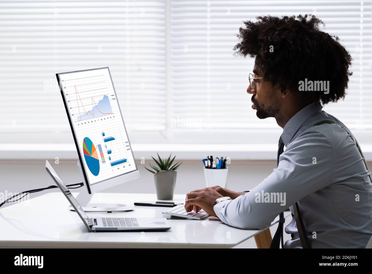 African American Financial Advisor Mit Business Laptop Computer Stockfoto