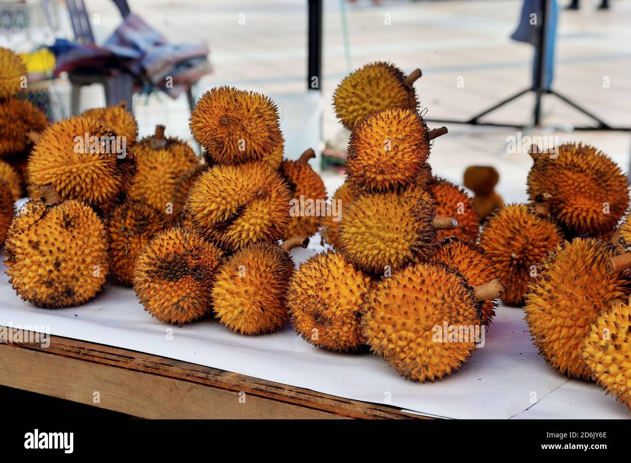 Ausstellung von frischen Durians im Straßenhändler in Sibu Central Market, Sarawak, Malaysia. Stockfoto