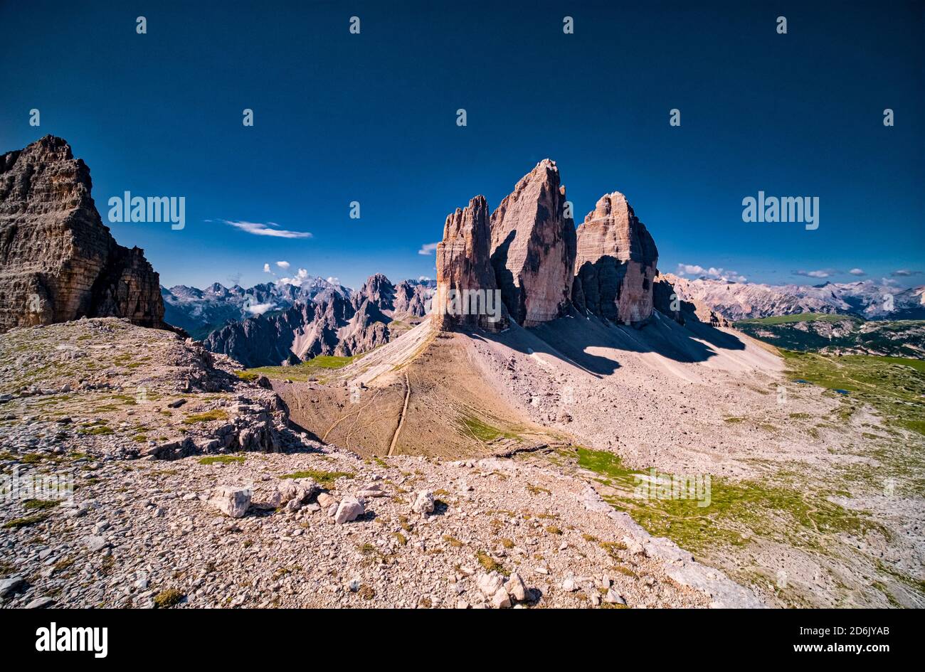 Panoramablick auf die Berggruppe Tre Cime di Lavaredo, vom Klettersteig aus gesehen, Innerkofler-De-Luca bei Paterno, Paternkofel Mo Stockfoto