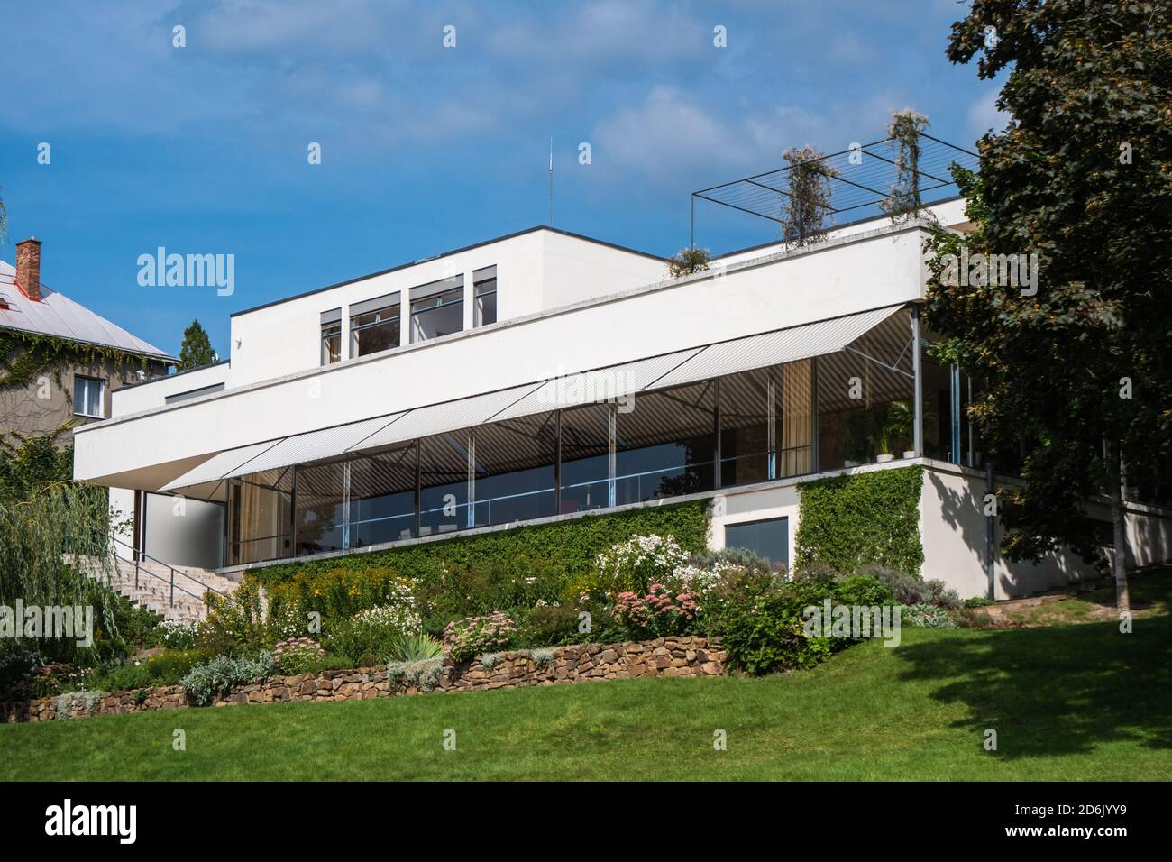 Brünn, Tschechische Republik - September 13 2020: Villa Tugendhat Modernist House von Mies van der Rohe im internationalen Bauhaus-Stil aus der Sicht Stockfoto