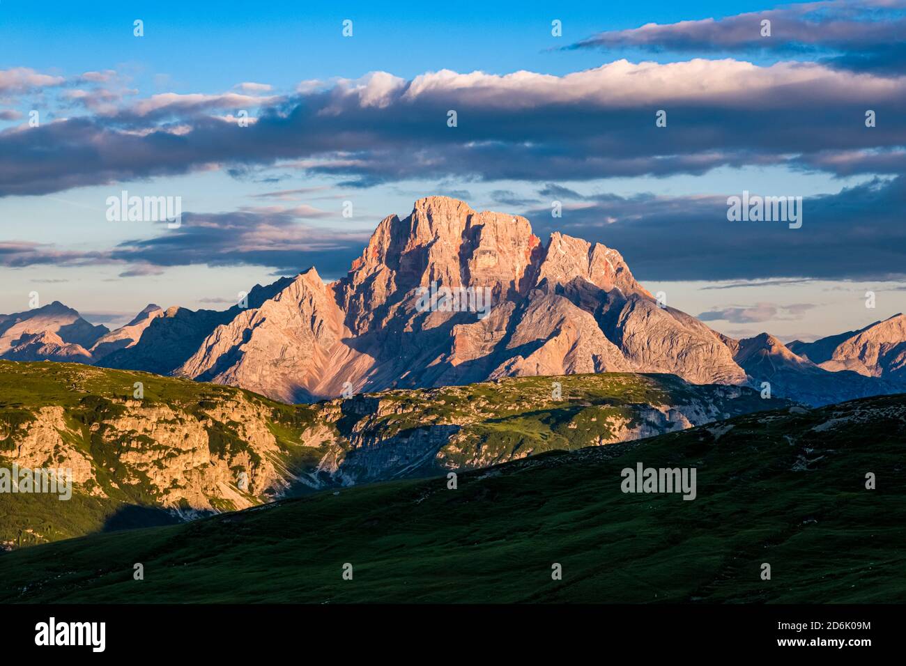 Die Berggruppe Croda Rossa, vom Col de Medo im Naturpark Tre Cime gesehen, bei Sonnenaufgang. Stockfoto