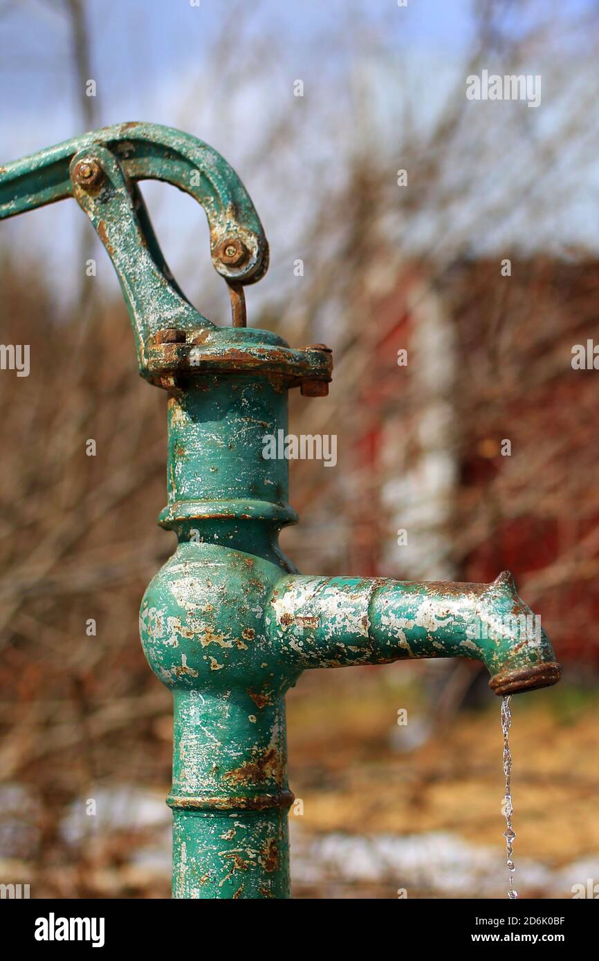 Eine rostige alte Kolbenpumpe in Schweden. Stockfoto