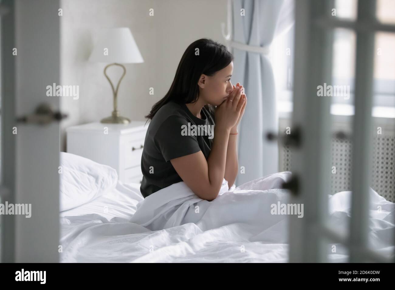 Unglückliche Birazialfrau fühlen sich zu Hause depressiv Stockfoto