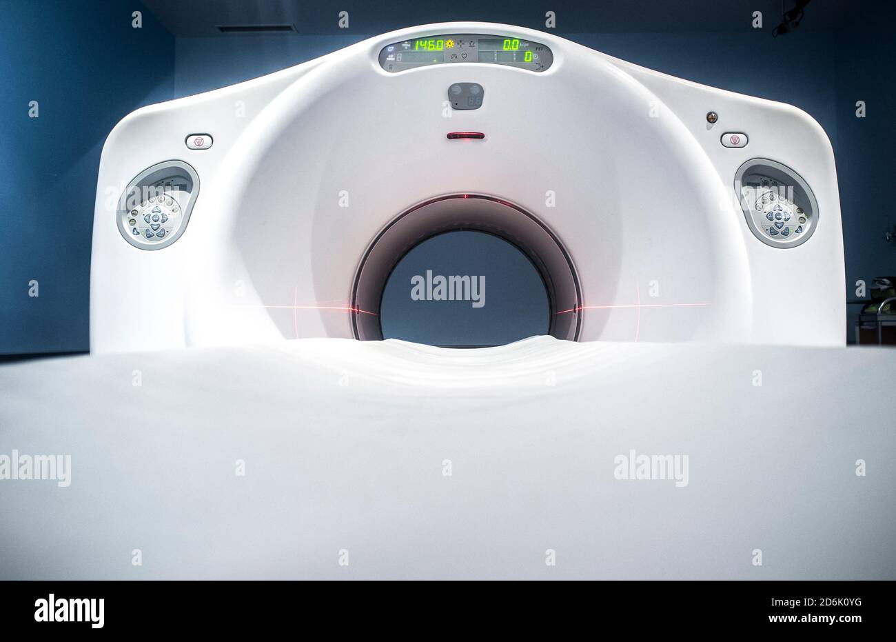 PET/CT-Maschine, Rundloch und Bett. Positronen-Emissions-Tomographie–Computertomographie. Leiser Geräuschpegel bei 100 % Stockfoto
