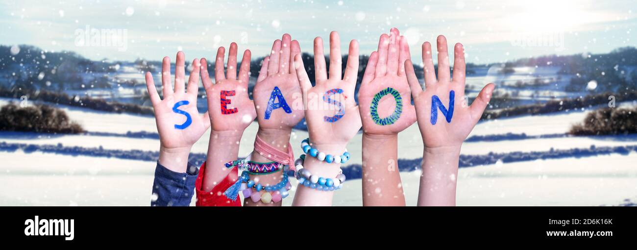 Kinder Hände Gebäude Wort Saison, Verschneiten Winter Hintergrund Stockfoto