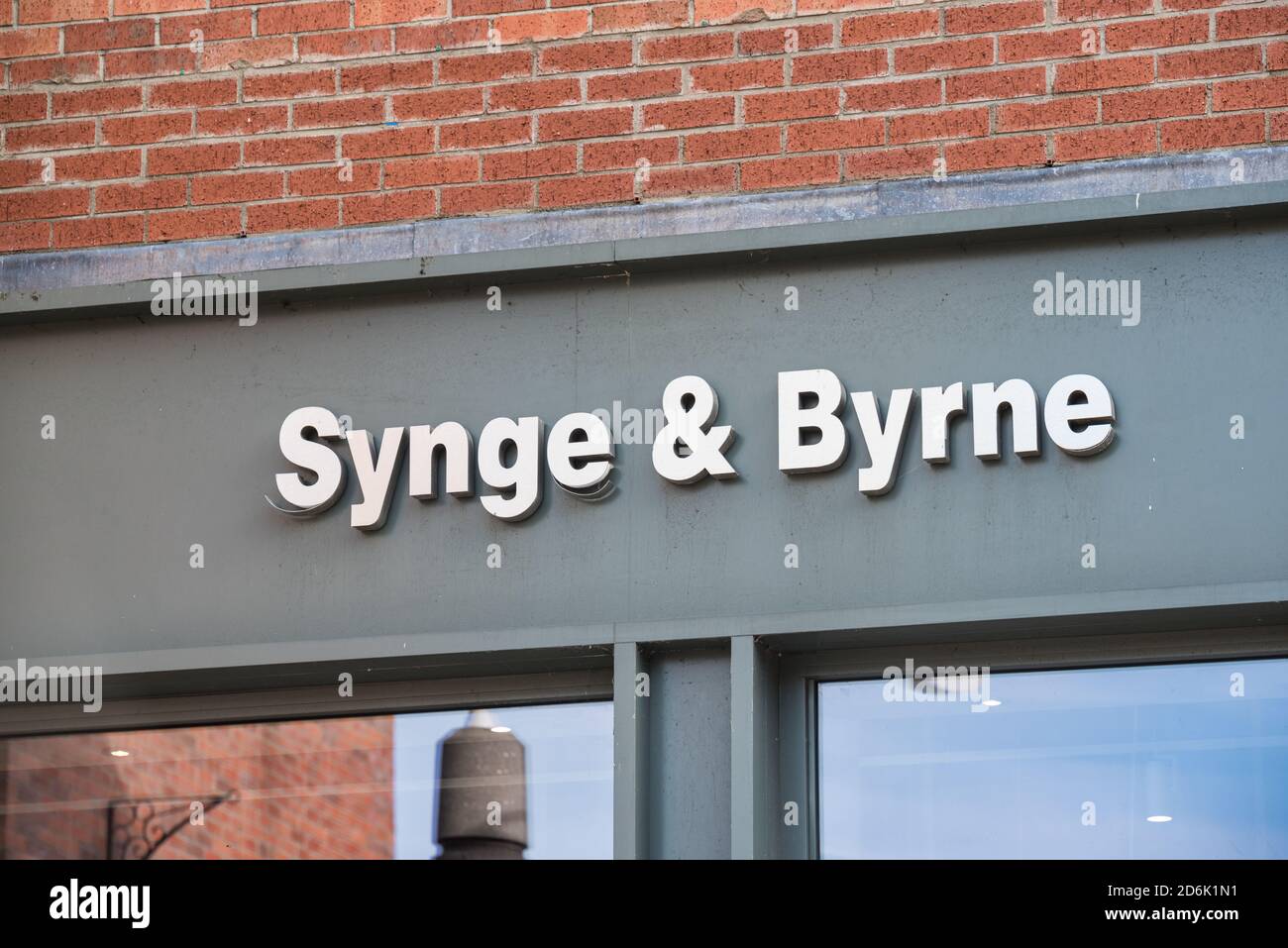 Derry, Nordirland - 27. September 2020: Das Schild für Synge & Bryrne in Derry. Stockfoto