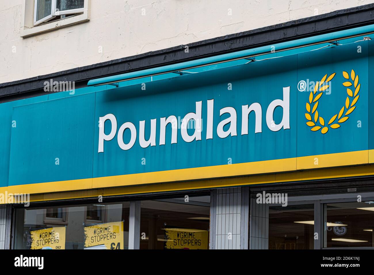 Derry, Nordirland - 27. September 2020: Das Schild nach Poundland in Derry. Stockfoto
