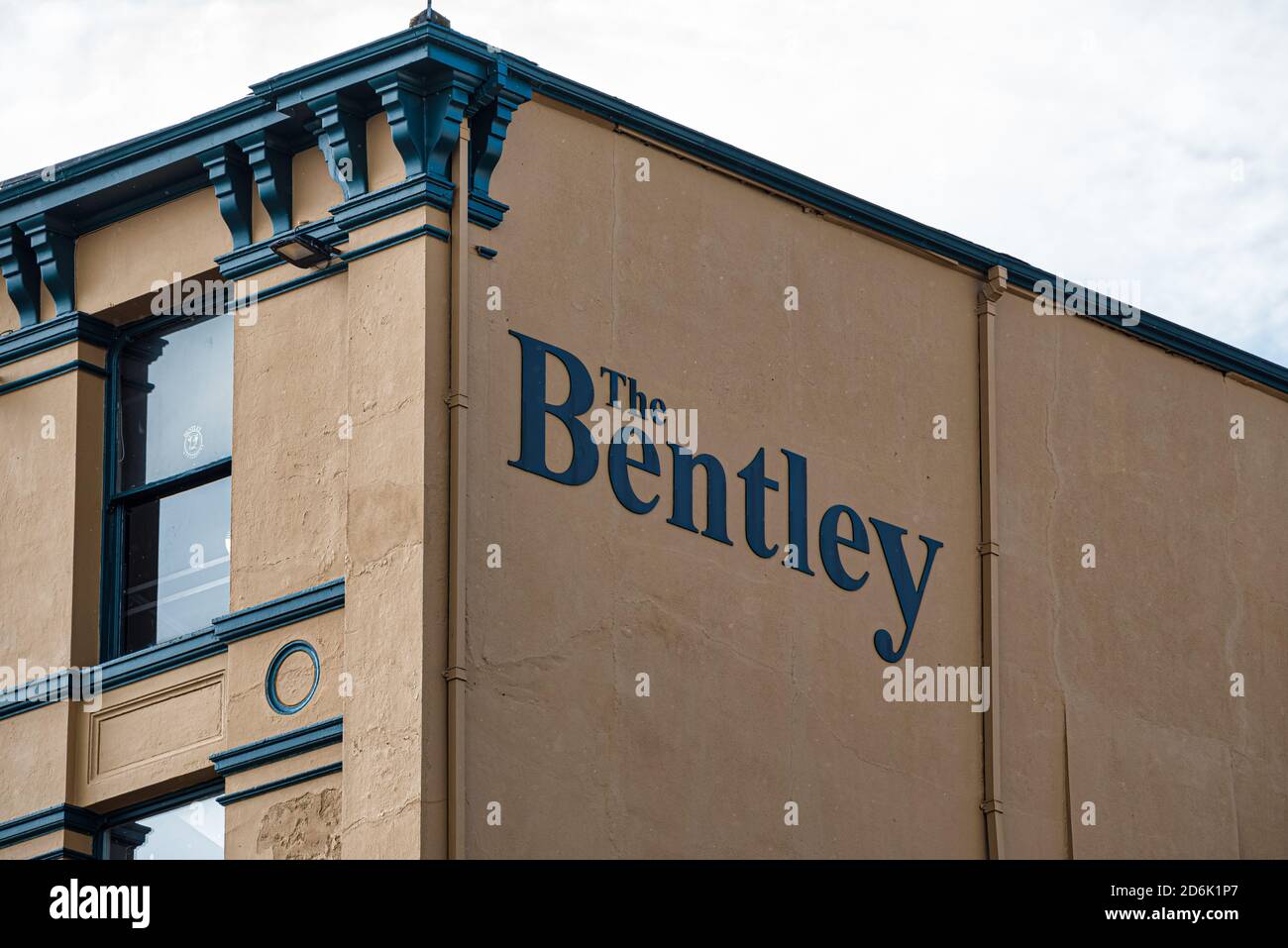 Derry, Nordirland - 27. September 2020: Das Schild für die Bentley Bar in Derry. Stockfoto