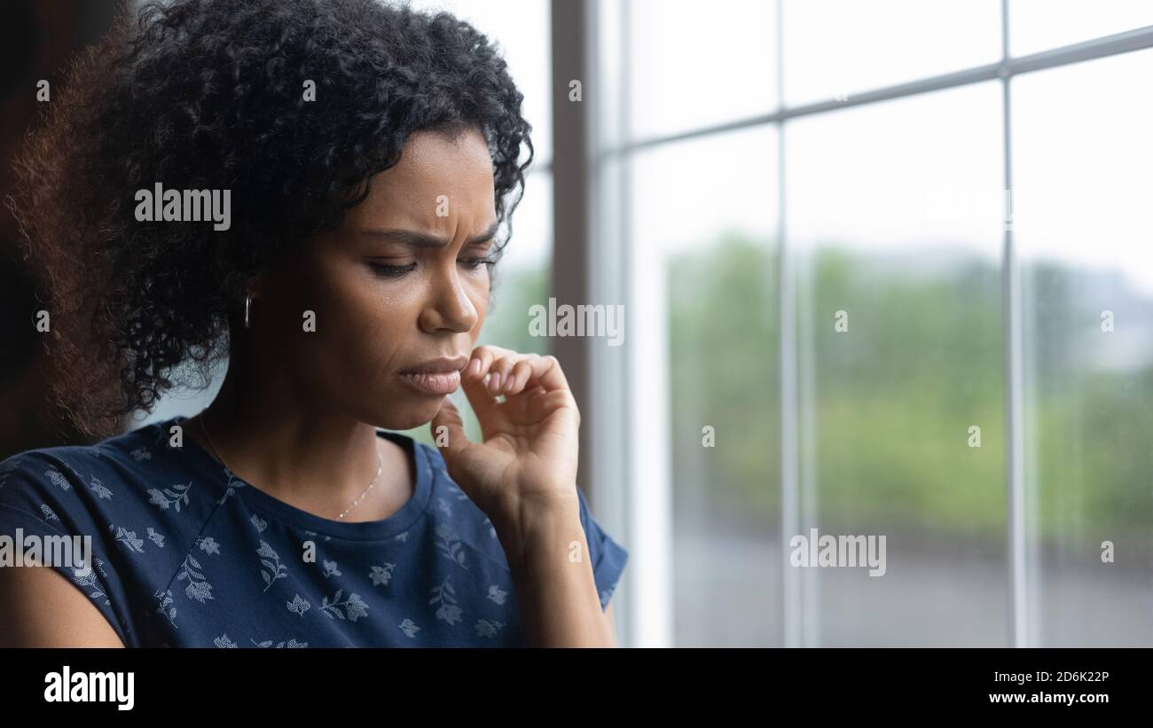 Unglückliche junge Birazialfrau fühlt sich einsam deprimiert zu Hause Stockfoto