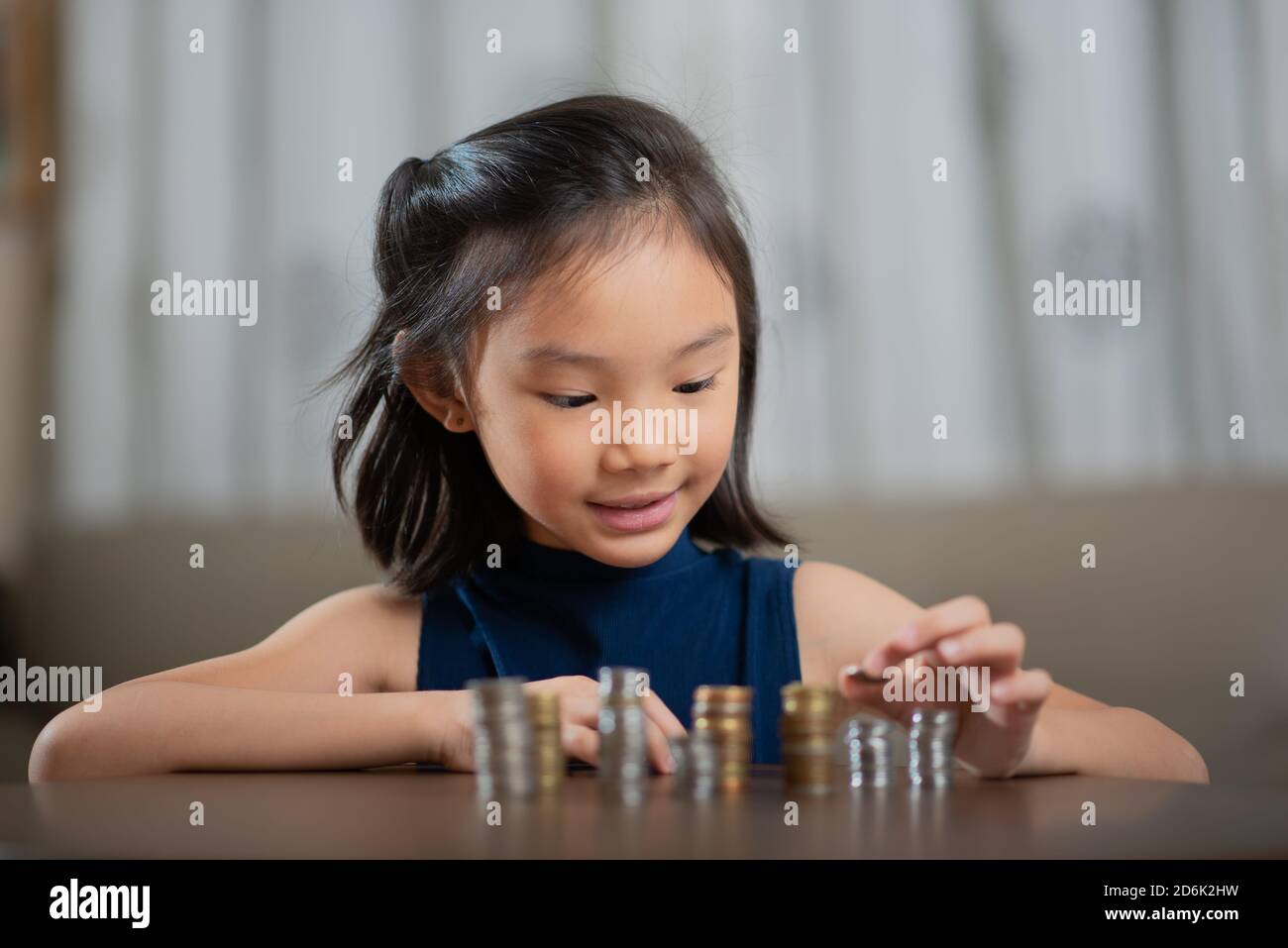 Asiatisches Kind, Finanzen verwalten, Münzen zählen Stockfoto