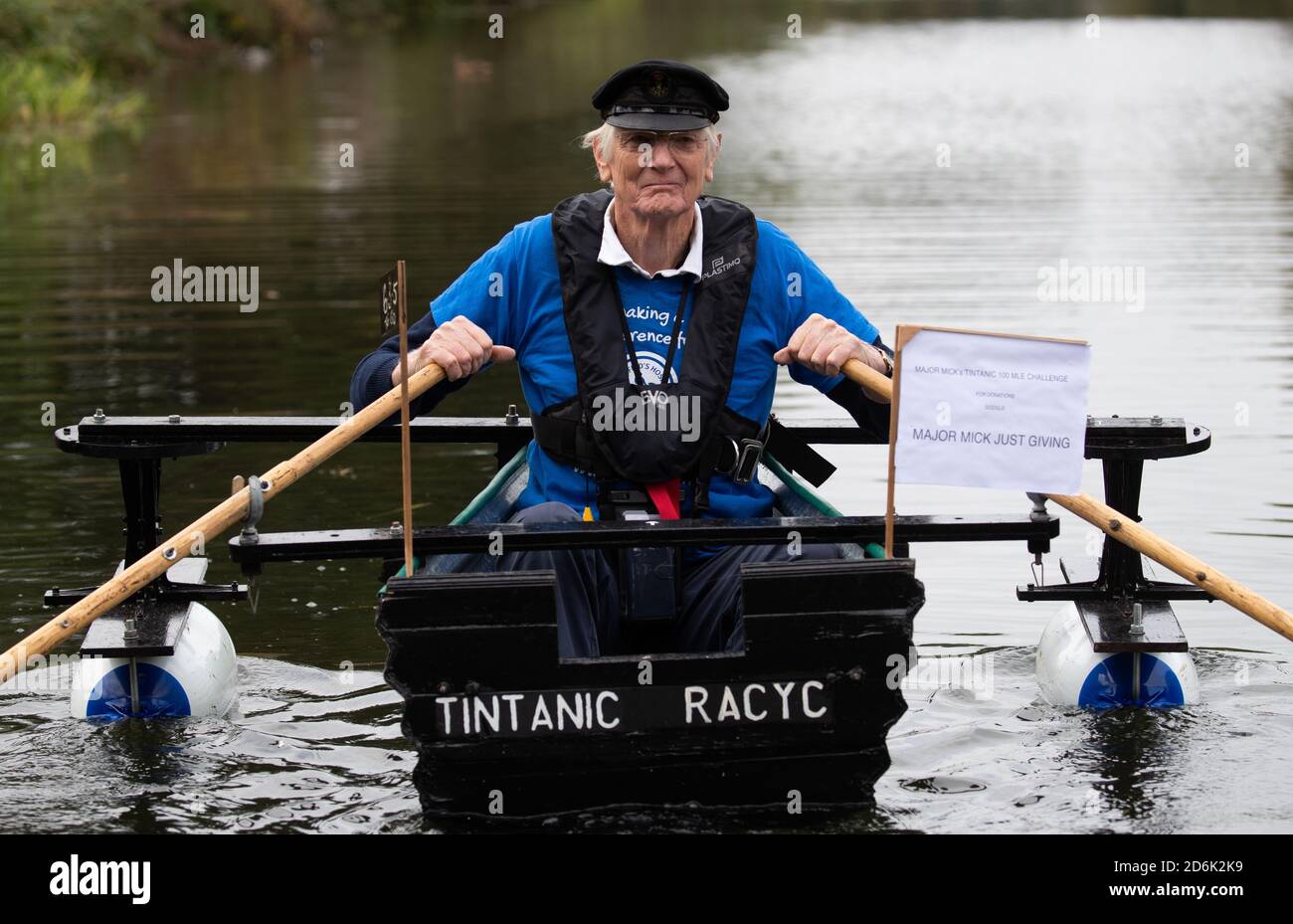 Michael Stanley, der auch als "Major Mick" bekannt ist, macht sich auf den Weg von Hunston, West Sussex, um in seinem selbstgemachten Ruderboot, dem Tintanic, am Chichester-Kanal entlang zu rudern. Major Mick, 80, rudert entlang des Chichester Kanals für eine 100 Meilen lange Charity Challenge, die 3 Meilen auf einmal zurückgelegt wird, um Geld für das St. Wilfrid's Hospiz in Bosham zu sammeln. Stockfoto