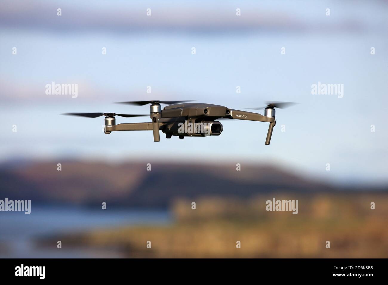 DJI Mavic pro 2 Drohne fliegt in Schottland Stockfoto