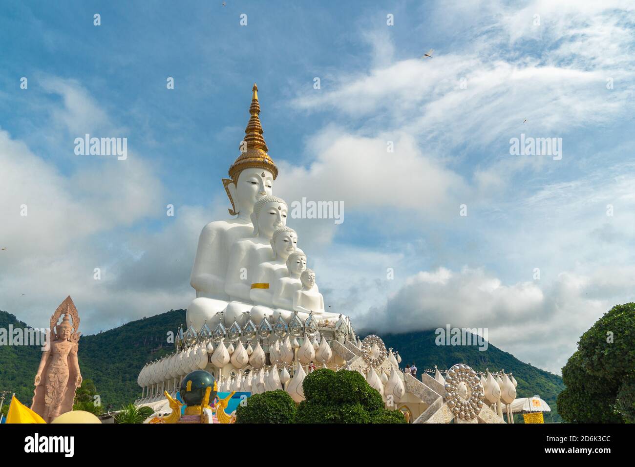 jada hohe Frisur auf dem wunderschönen Buddha Kopf im Wat Phachonkeaw Auf Khao Kho Hügel das schöne Wahrzeichen und berühmt in Petchabun Thailand Stockfoto