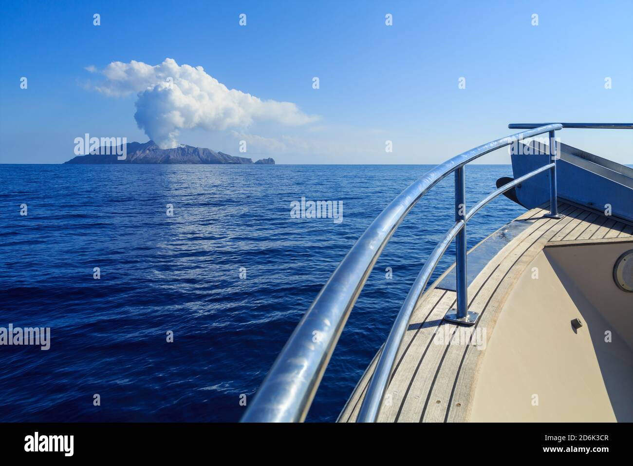 Blick von einem Boot auf White Island, einem aktiven Vulkan vor der Küste Neuseelands Stockfoto