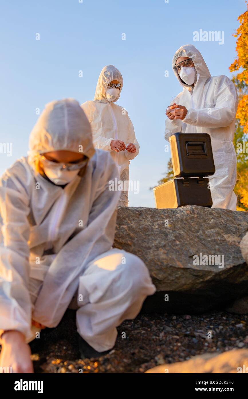 Team von Wissenschaftlern, die Wasserprobe an der Küste sammeln Stockfoto