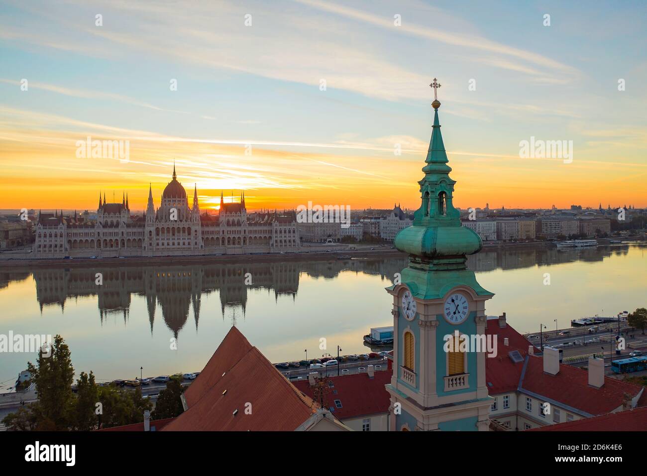 Erstaunliches unuique Luftbild über das ungarische Parlamentsgebäude. Wunderschöne Morgenlichter. Stockfoto