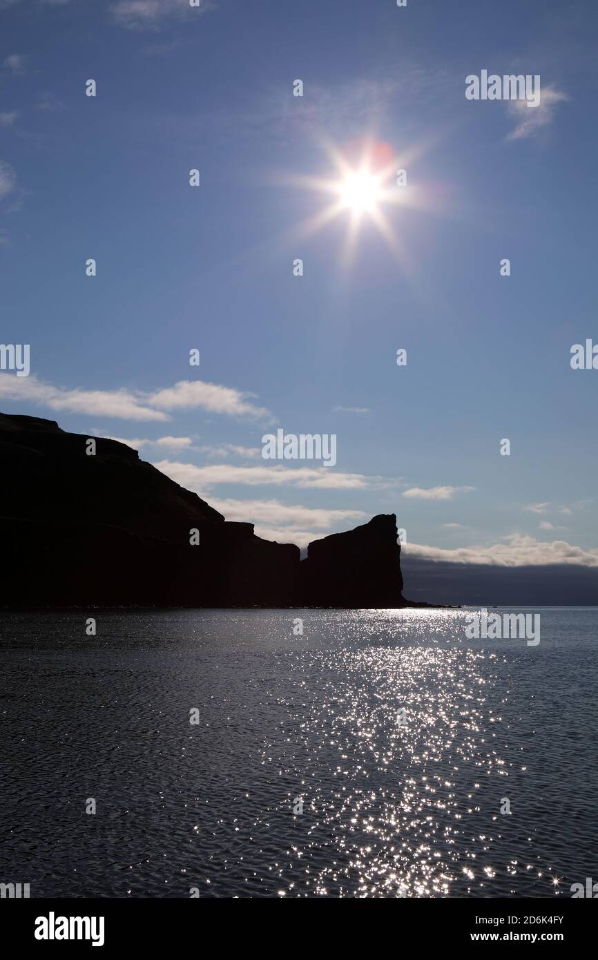 Die unbewohnte Insel Lunga an einem sonnigen Oktobertag. Lunga ist die größte der Treshnish Inseln. Der Harp Rock Meeresstapel ist in der Mitte sichtbar Stockfoto